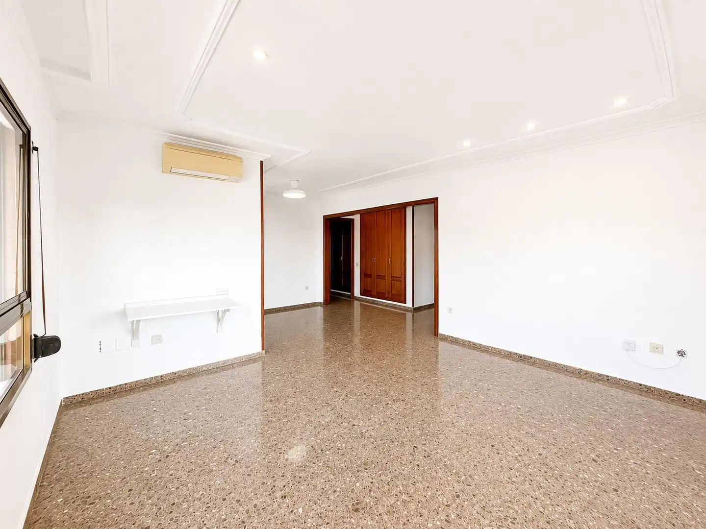 Flat for rent in Paterna  with Balcony
