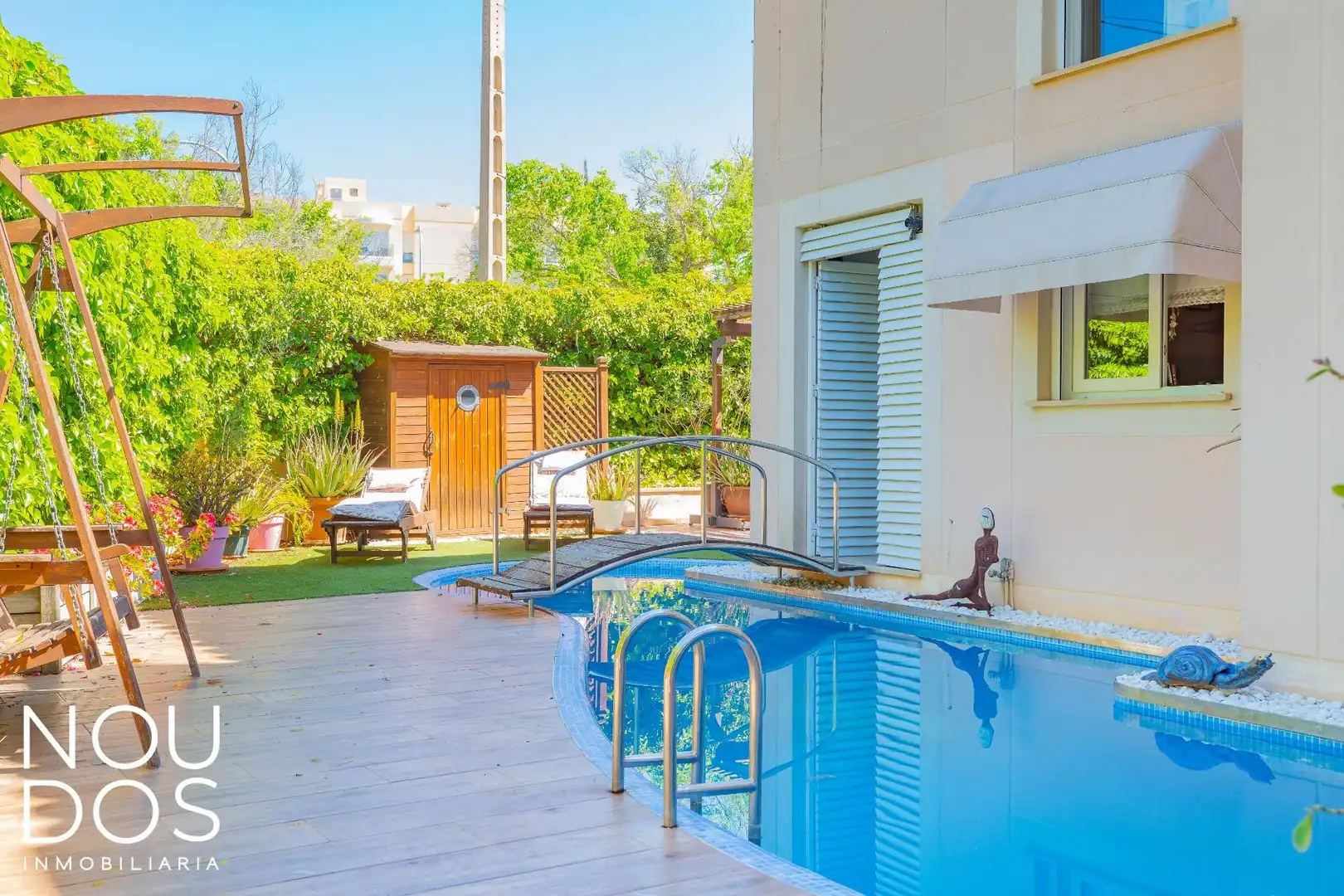 Schwimmbecken von Einfamilien-Reihenhaus zum Verkauf in  Palma de Mallorca mit Privatgarten, Terrasse und Abstellraum
