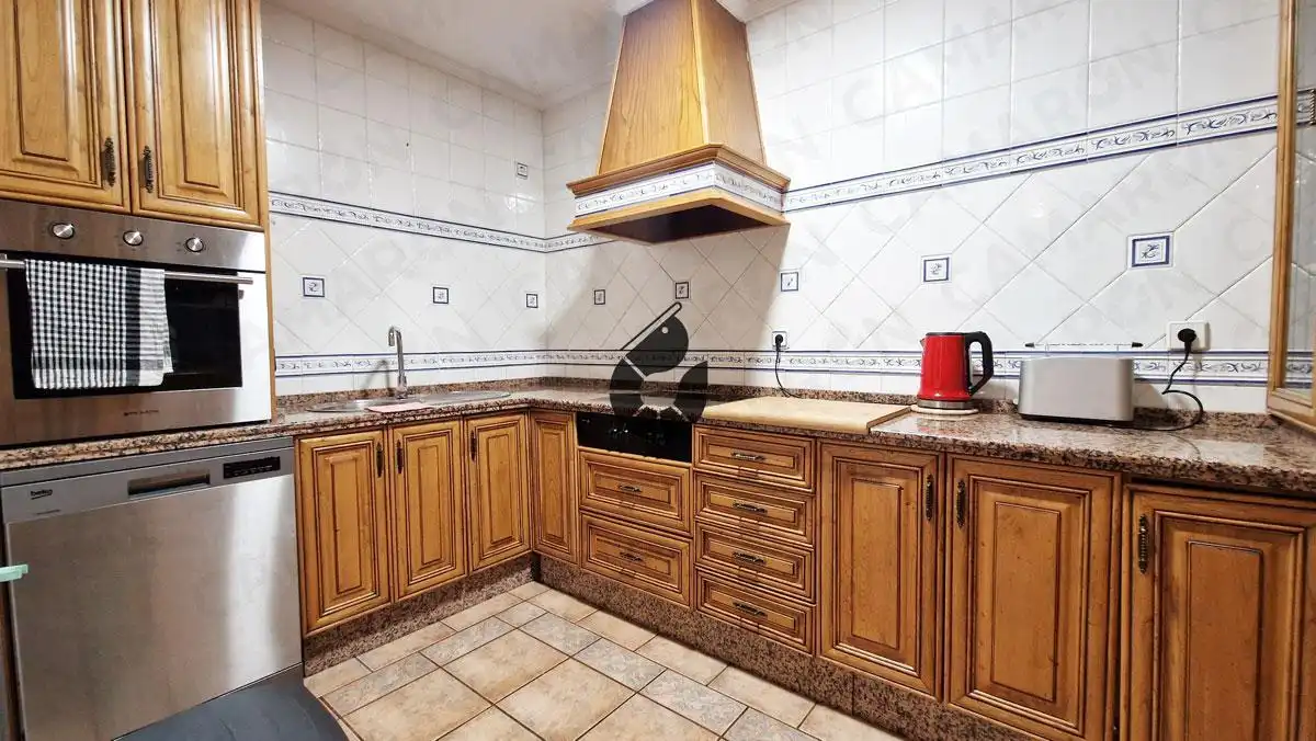 Cuina de Casa adosada en venda en Coria del Río amb Aire condicionat, Terrassa i Balcó