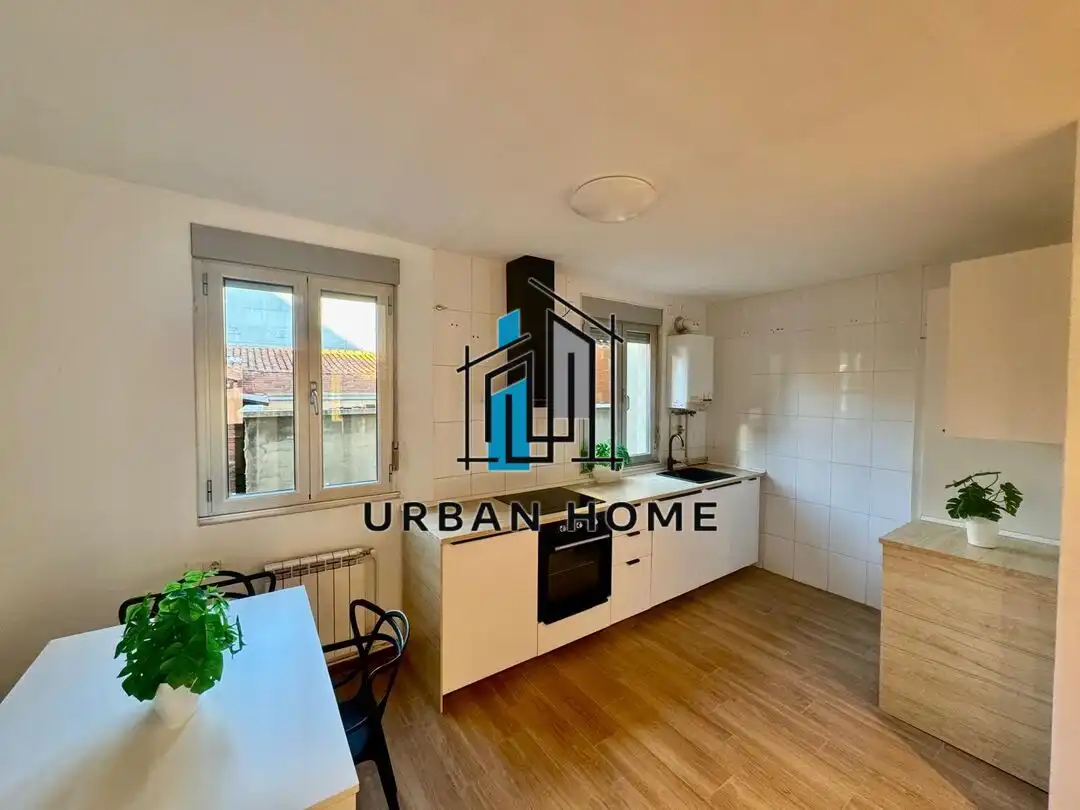 Vista exterior de Piso en venta en León Capital  con Calefacción y Trastero