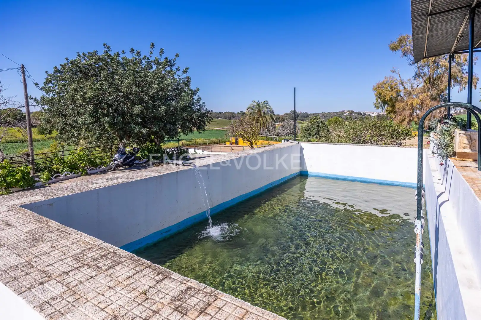 Piscina de Casa o chalet en venta en Alcalá de Guadaira con Calefacción y Jardín privado