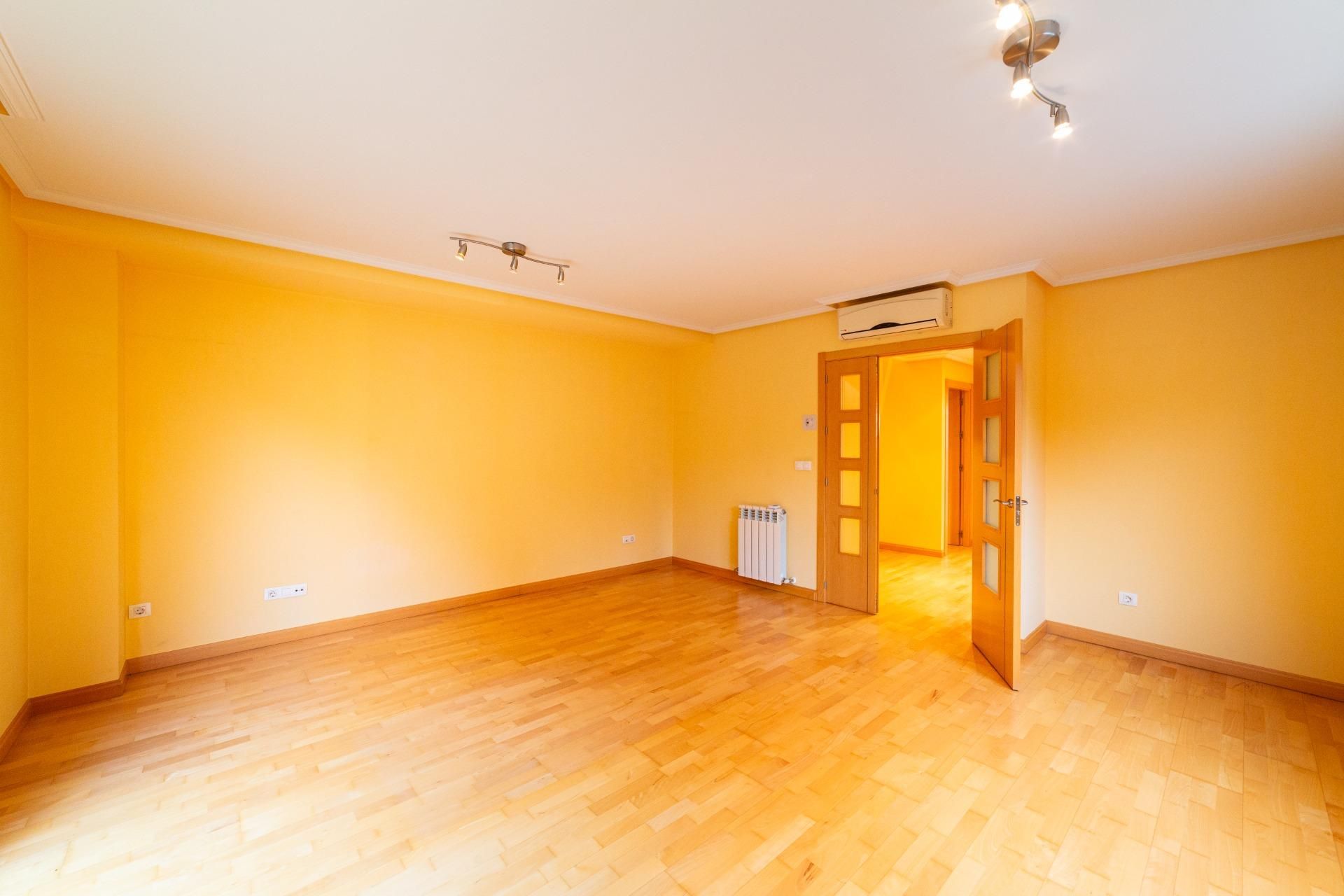 Casa adosada en venta en Valladolid Capital con Calefacción, Jardín privado y Piscina comunitaria