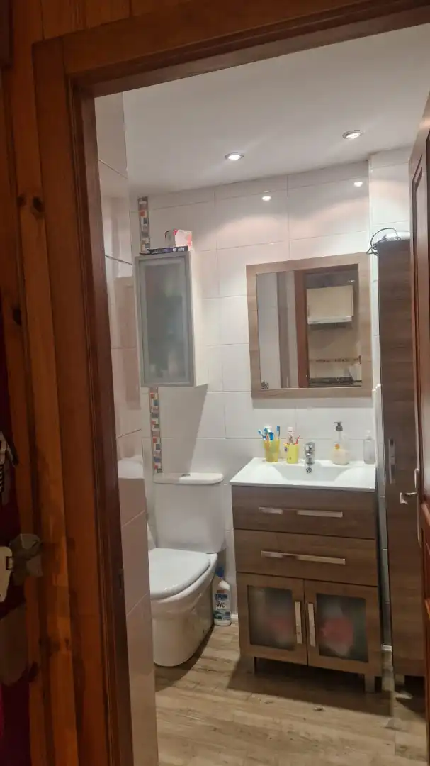 Baño de Apartamento en venta en Puebla de Lillo con Calefacción, Trastero y Amueblado