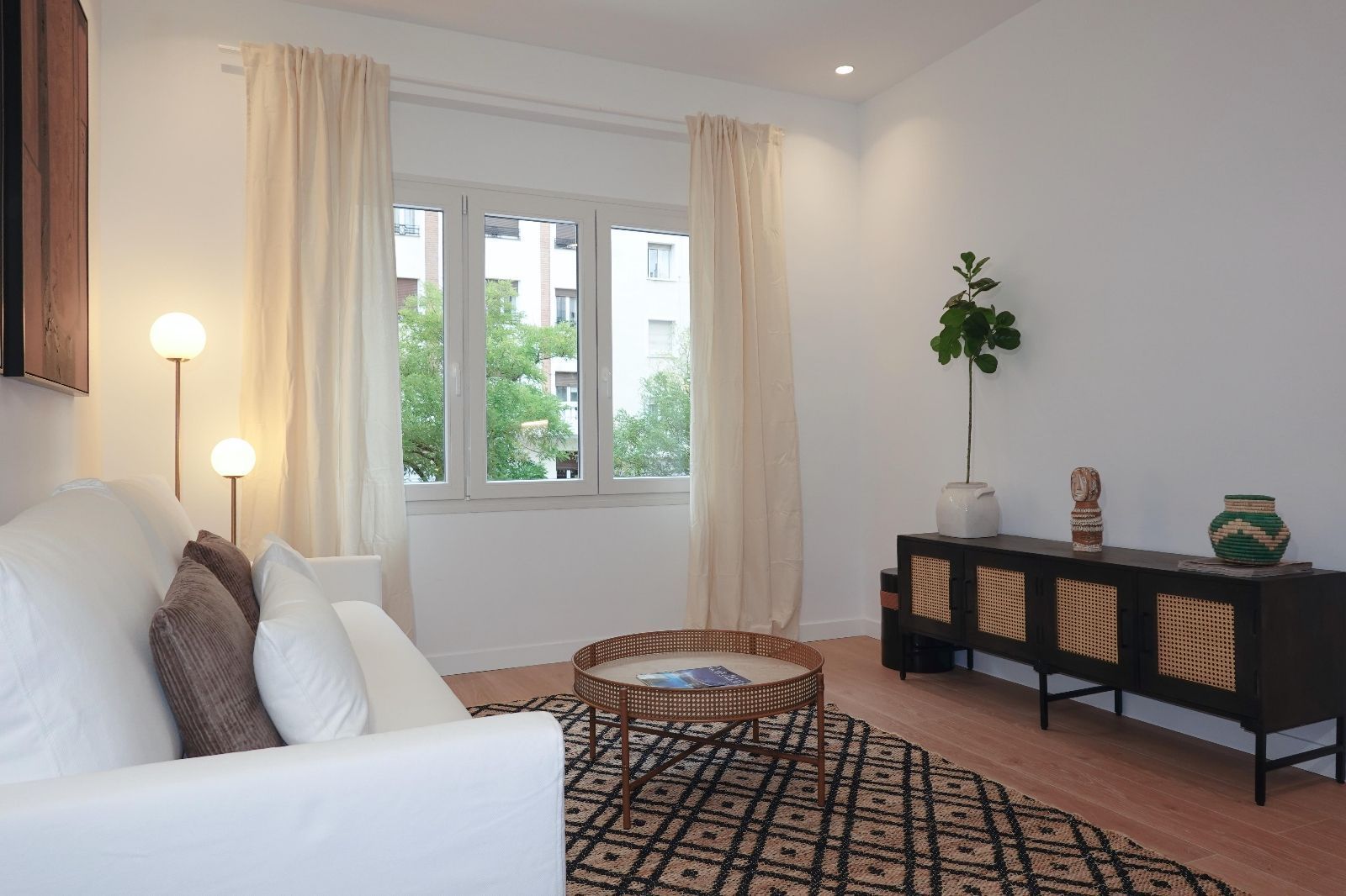 Living room of Flat for sale in  Madrid Capital  with Air Conditioner and Heating
