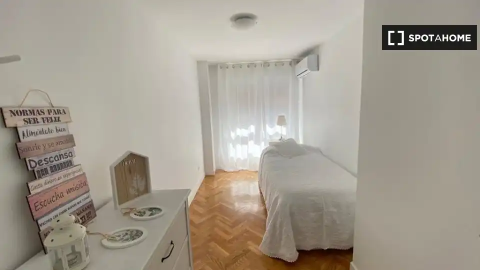 Schlafzimmer von Wohnung zur Miete in Las Rozas de Madrid mit Klimaanlage, Heizung und Möbliert