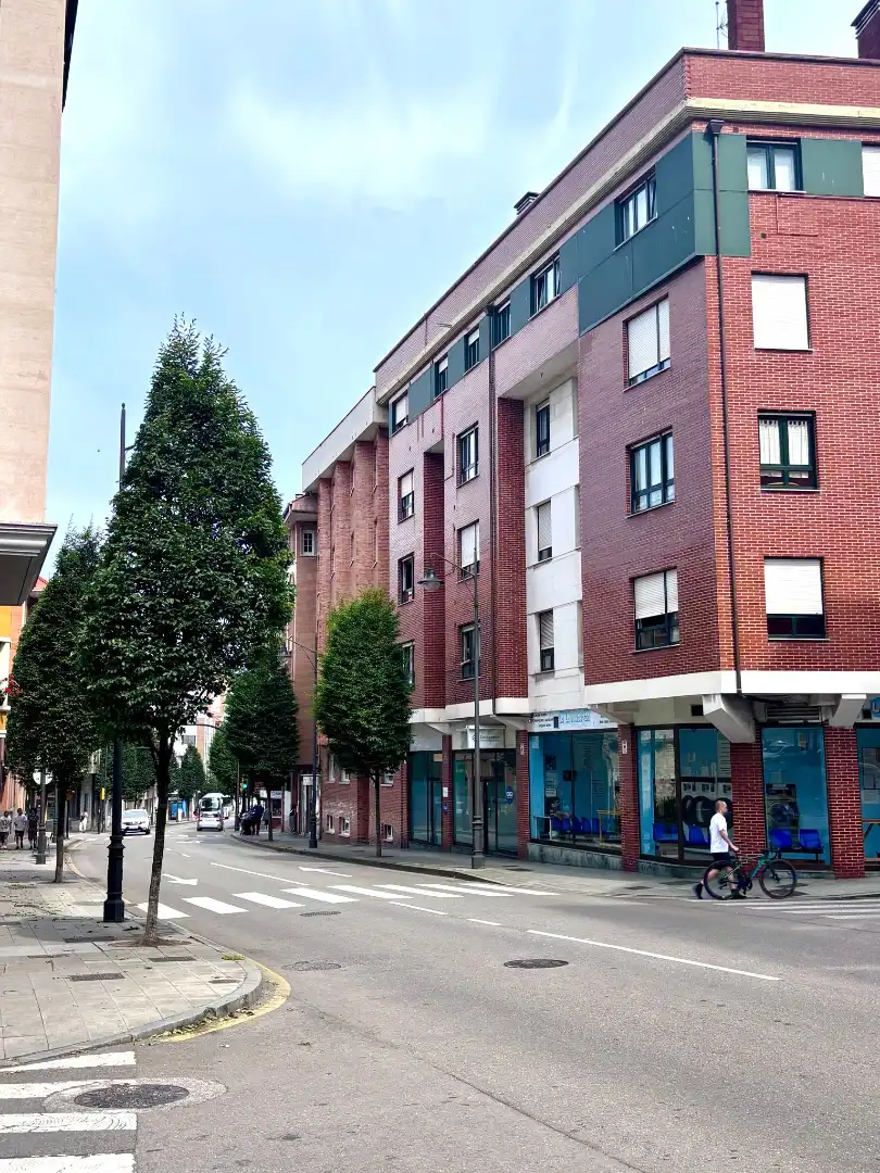 Vista exterior de Local en venda en Gijón  amb Moblat