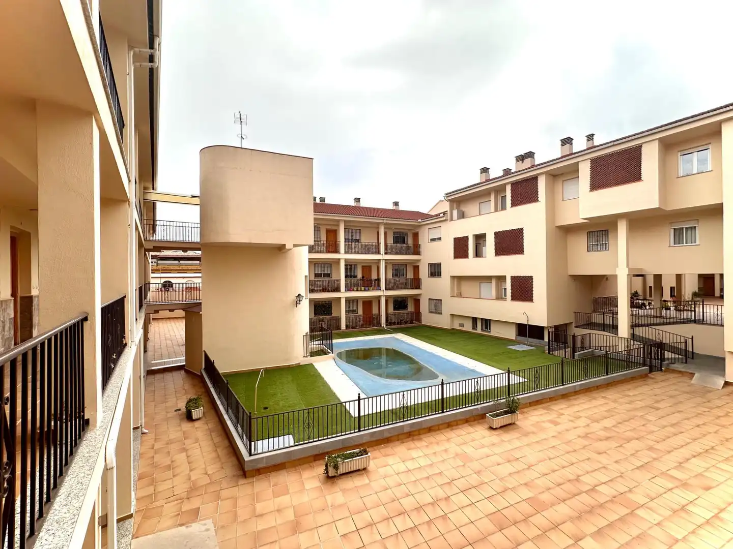 Schwimmbecken von Wohnung zum Verkauf in Churriana de la Vega mit Klimaanlage, Privatgarten und Abstellraum