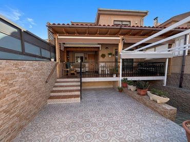 Casa con balcón en venta en Las Lomas - Las Yucas