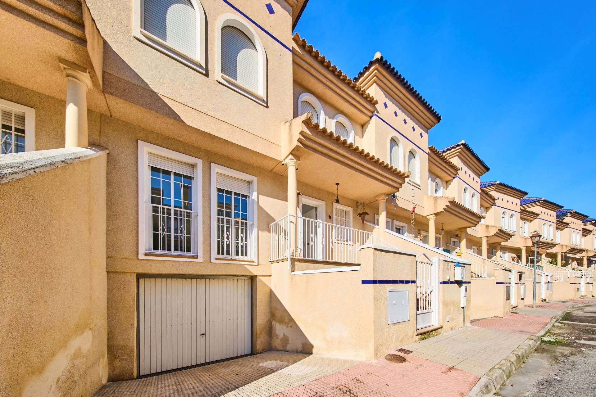 Vista exterior de Casa o xalet en venda en Láchar amb Terrassa i Balcó