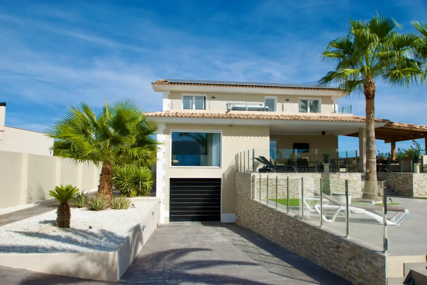 Vista exterior de Casa o xalet en venda en L'Alfàs del Pi amb Aire condicionat, Calefacció i Jardí privat