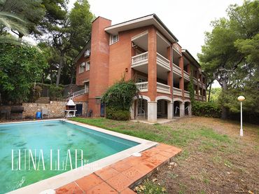 Casa con balcón en venta en Castelldefels - Passeig de BELLAVISTA 136-138