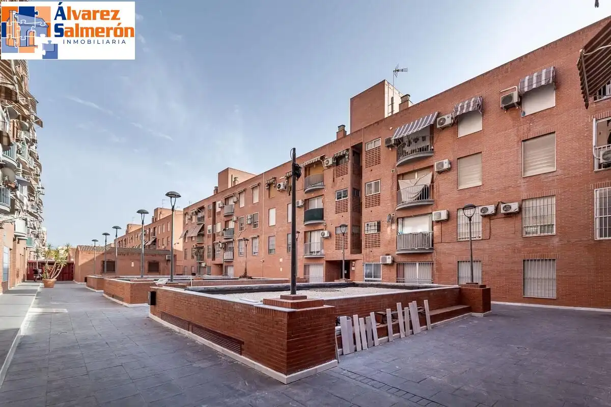 Vista exterior de Piso en venta en Granada con Balcón