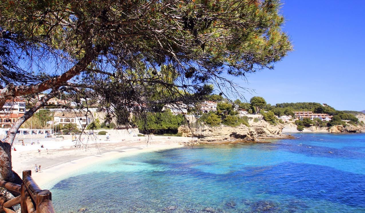 Vista exterior de Casa o xalet de lloguer en Benissa amb Aire condicionat, Calefacció i Jardí privat