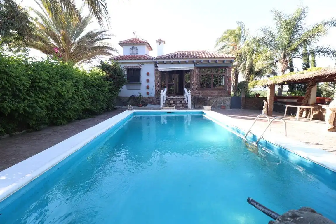 Vista exterior de Casa o xalet de lloguer en Alhaurín de la Torre amb Jardí privat, Terrassa i Piscina