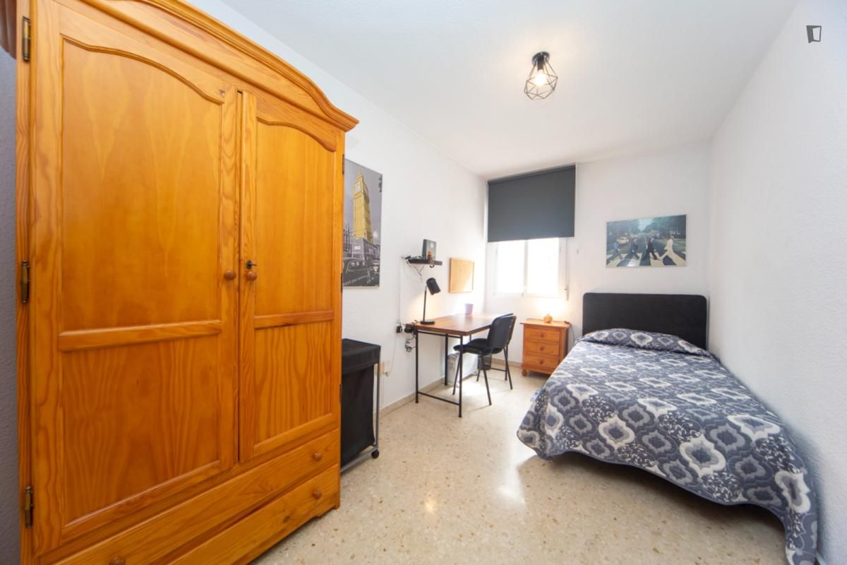 Dormitori de Apartament per a compartir en  Granada Capital amb Aire condicionat, Moblat i Forn