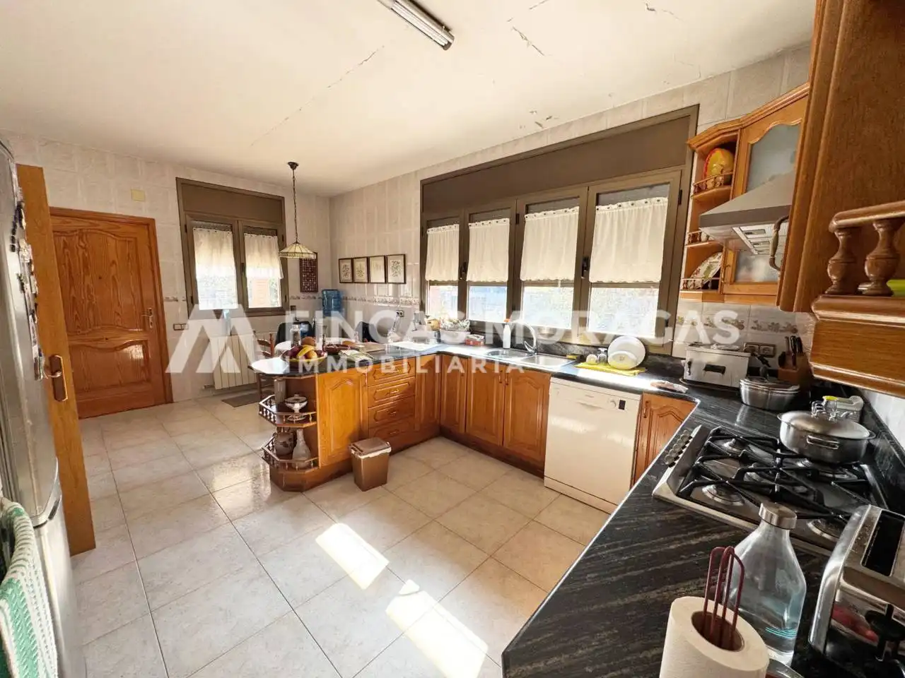 Cuina de Casa o xalet en venda en Cerdanyola del Vallès amb Aire condicionat, Calefacció i Jardí privat