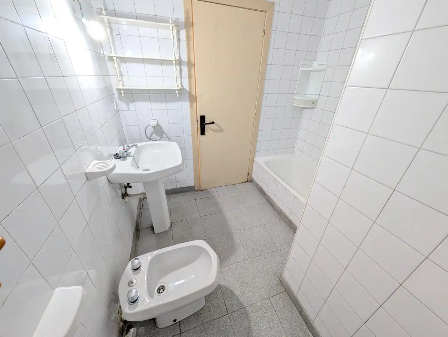 Bany de Pis en venda en Oviedo  amb Calefacció i Terrassa