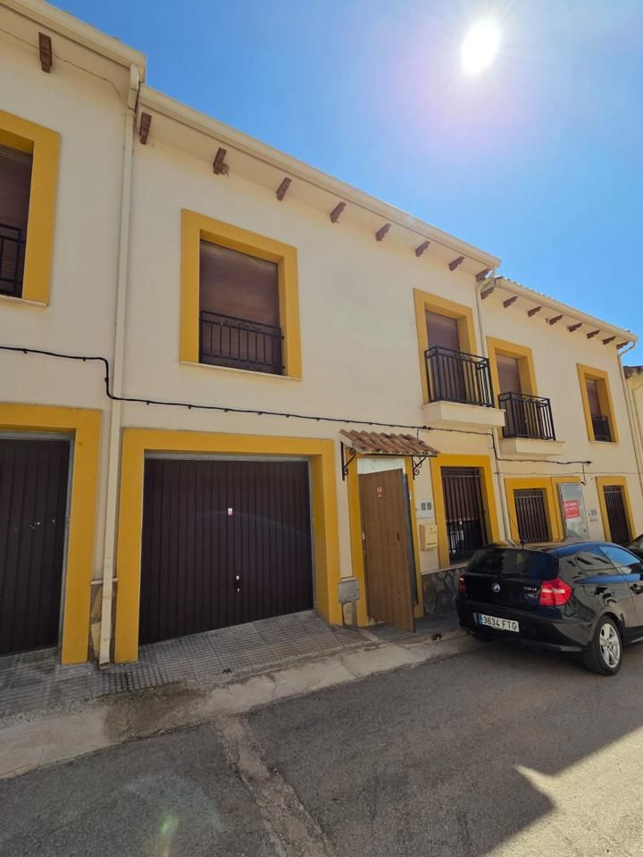 Vista exterior de Casa adosada en venda en El Hito  amb Balcó