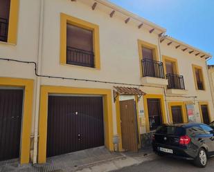 Vista exterior de Casa adosada en venda en El Hito  amb Balcó