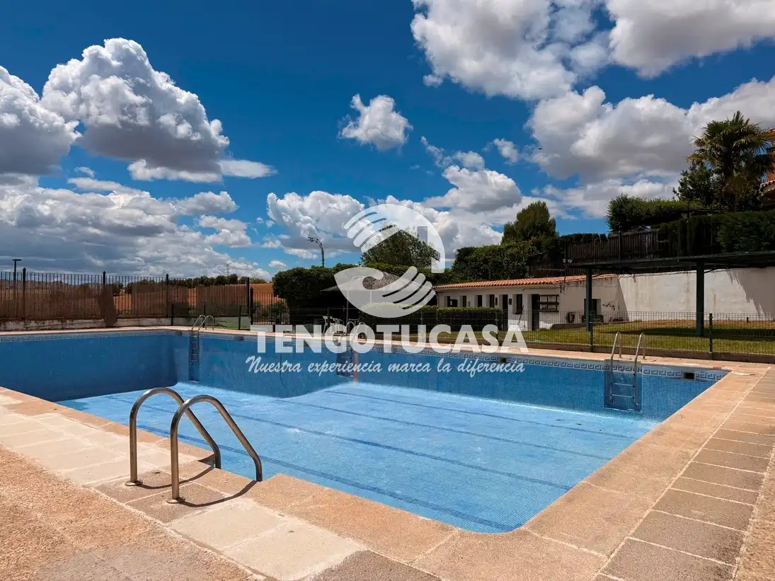 Piscina de Casa o chalet en venta en Bargas con Aire acondicionado, Calefacción y Jardín privado