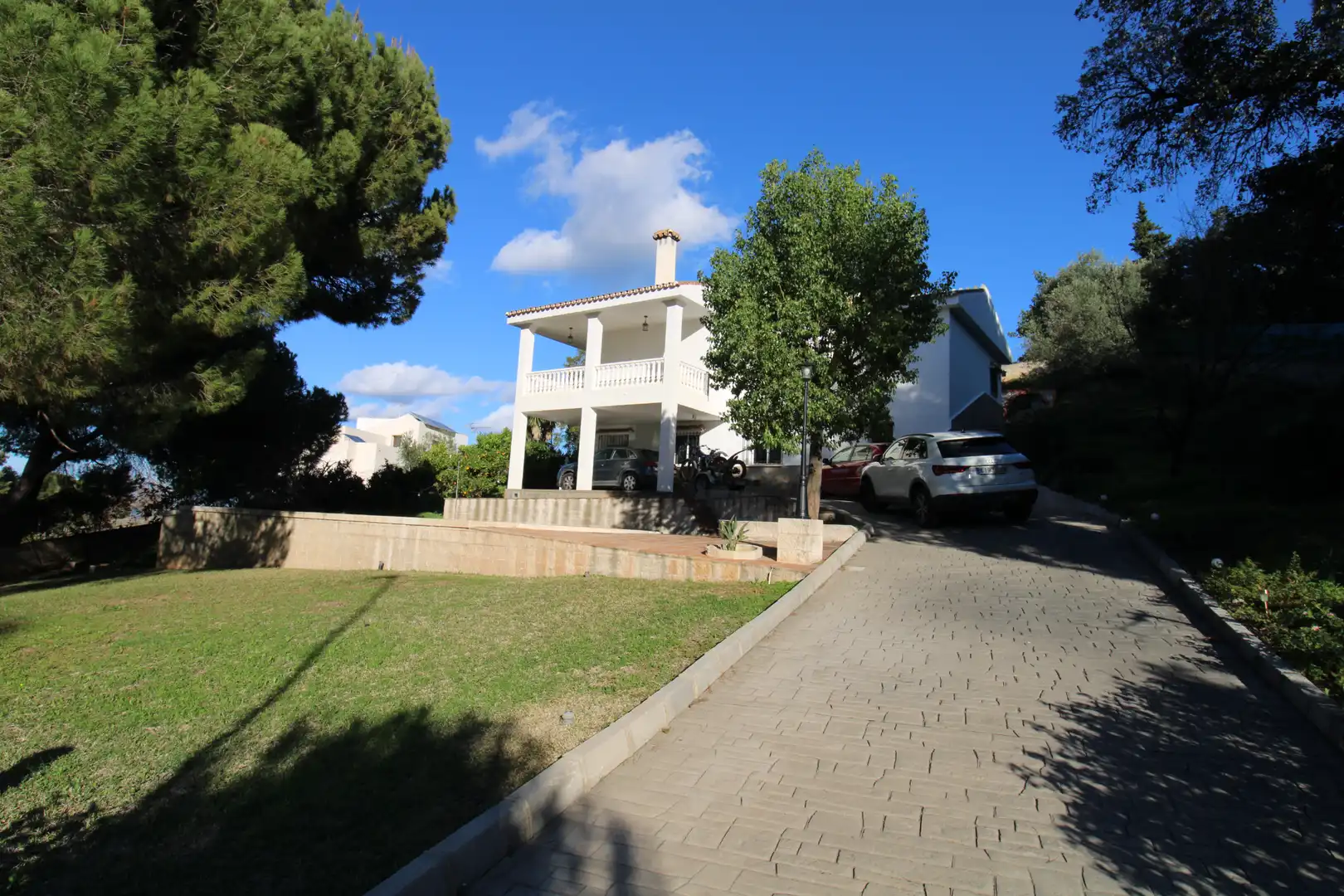Vista exterior de Casa o xalet en venda en Alhaurín de la Torre amb Aire condicionat, Jardí privat i Terrassa