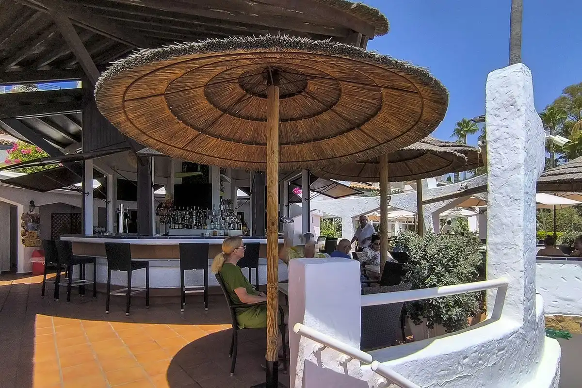 Planta baja de alquiler en Estepona con Aire acondicionado, Terraza y Piscina comunitaria