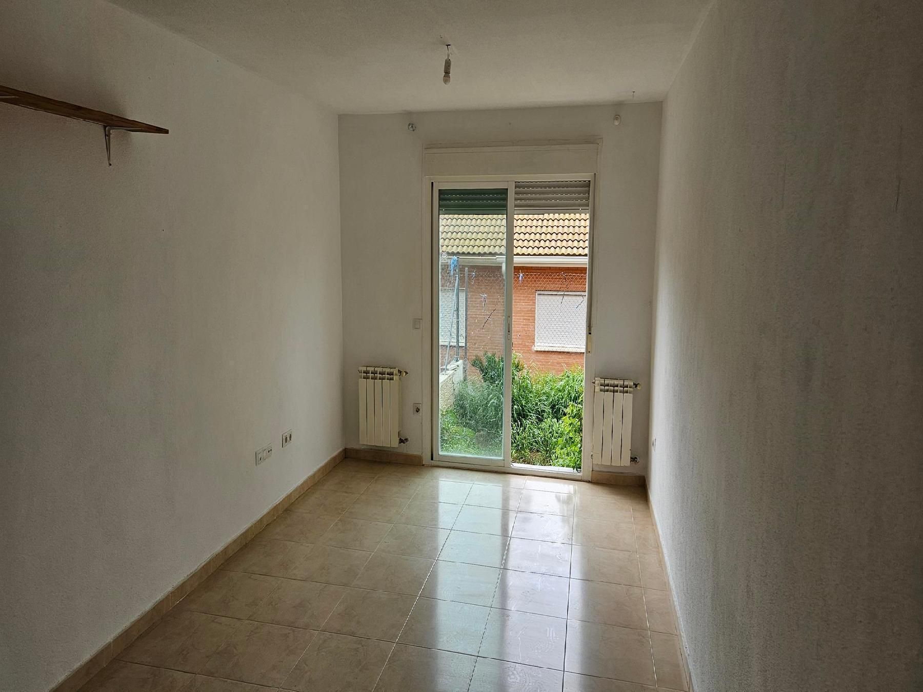 Dormitori de Casa o xalet en venda en Tórtola de Henares amb Jardí privat