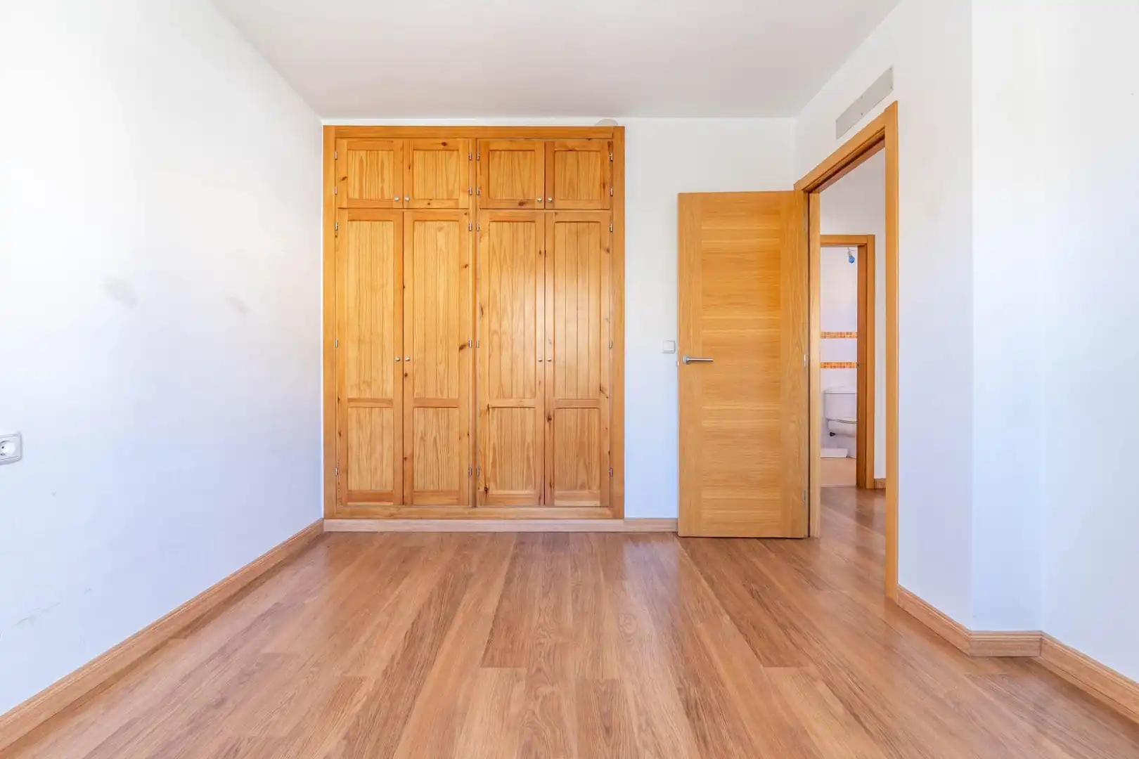 Habitación de Casa adosada en venta en Cenes de la Vega con Aire acondicionado, Calefacción y Jardín privado