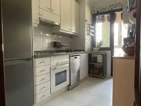 Cocina de Piso en venta en Oviedo  con Parquet, Trastero y Piscina
