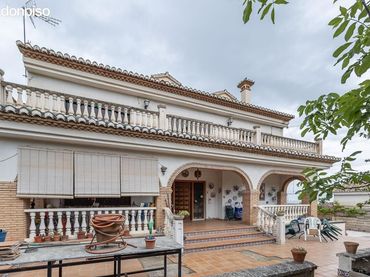 Chalet con balcón en venta en Calle CAMELIA