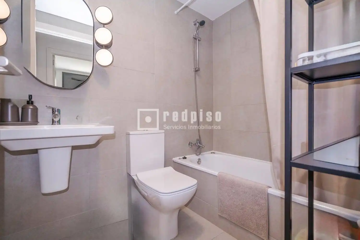 Baño de Piso en venta en Getafe con Aire acondicionado, Calefacción y Jardín privado