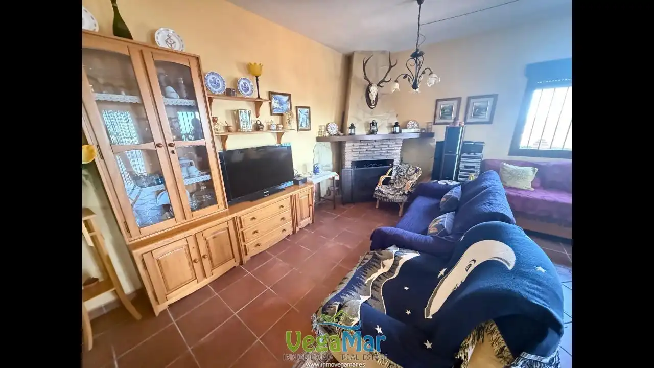 Sala d'estar de Finca rústica en venda en Almuñécar amb Terrassa i Piscina