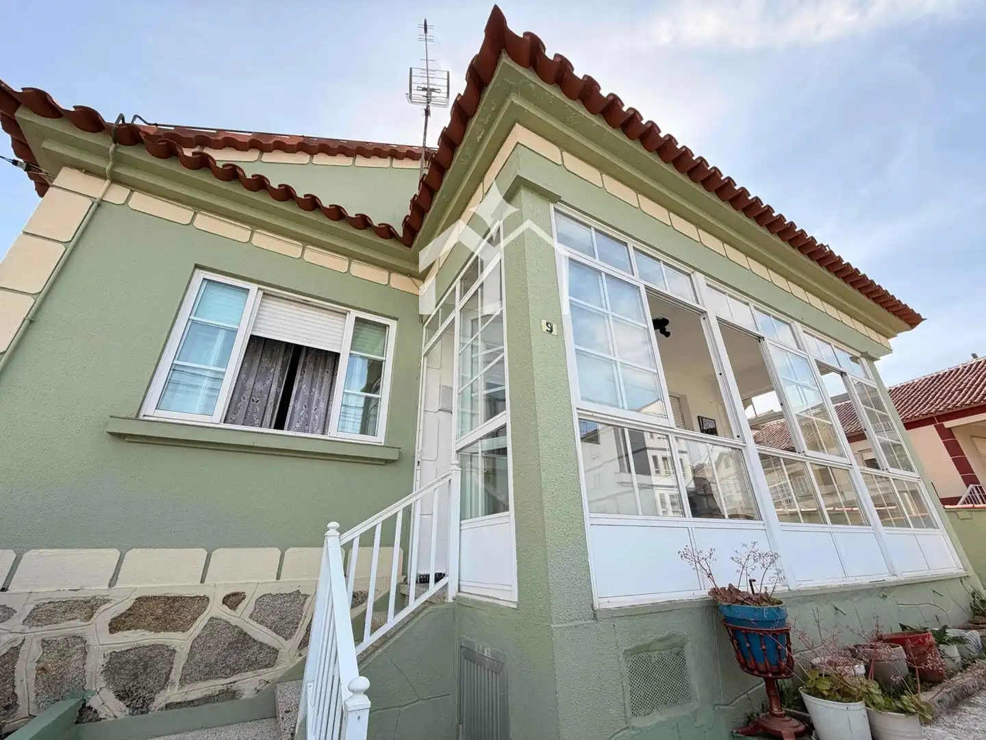 Vista exterior de Casa o xalet en venda en Cangas  amb Calefacció, Terrassa i Moblat