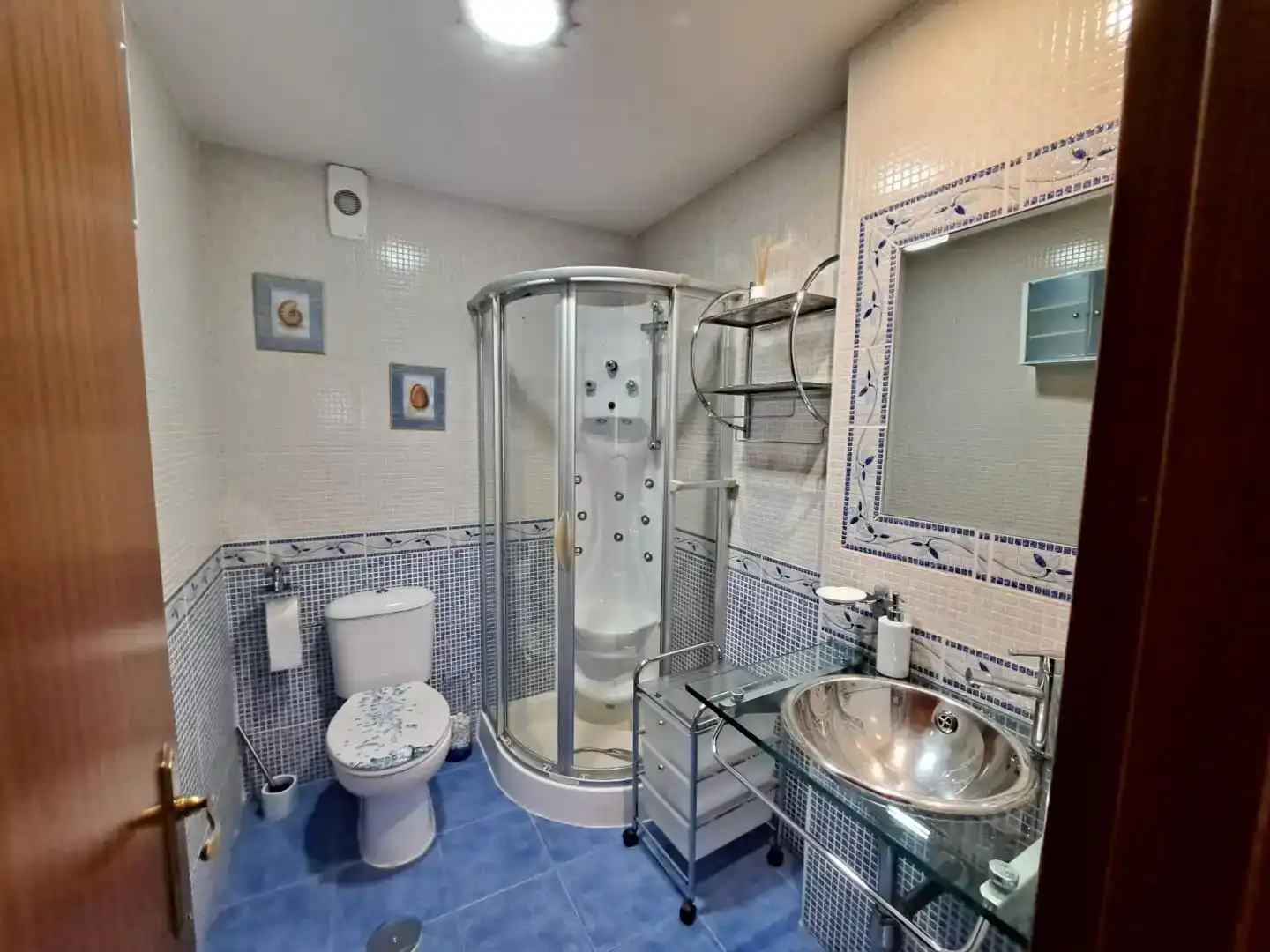 Bathroom of Flat for sale in Parla  with Air Conditioner and Swimming Pool