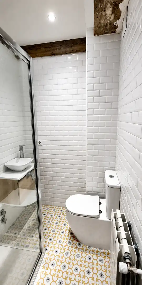 Baño de Piso de alquiler en Santander con Calefacción, Trastero y Horno