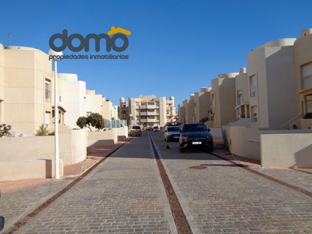 Vista exterior de Casa adosada en venda en El Ejido amb Jardí privat, Terrassa i Traster