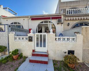 Vista exterior de Casa adosada en venda en Torrevieja amb Aire condicionat, Calefacció i Jardí privat