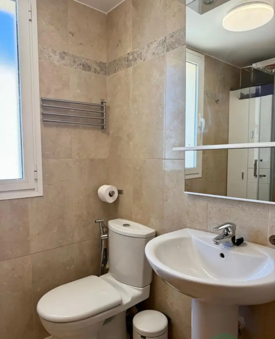 Badezimmer von Dachboden zum Verkauf in La Manga del Mar Menor mit Klimaanlage, Abstellraum und Möbliert