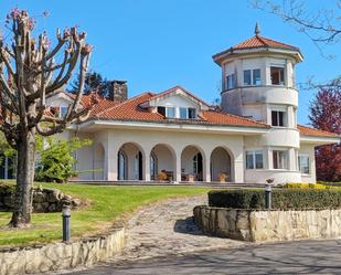 Vista exterior de Casa o xalet en venda en Reocín amb Terrassa i Piscina