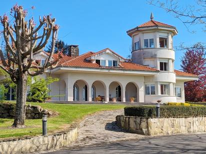 Vista exterior de Casa o xalet en venda en Reocín amb Terrassa i Piscina