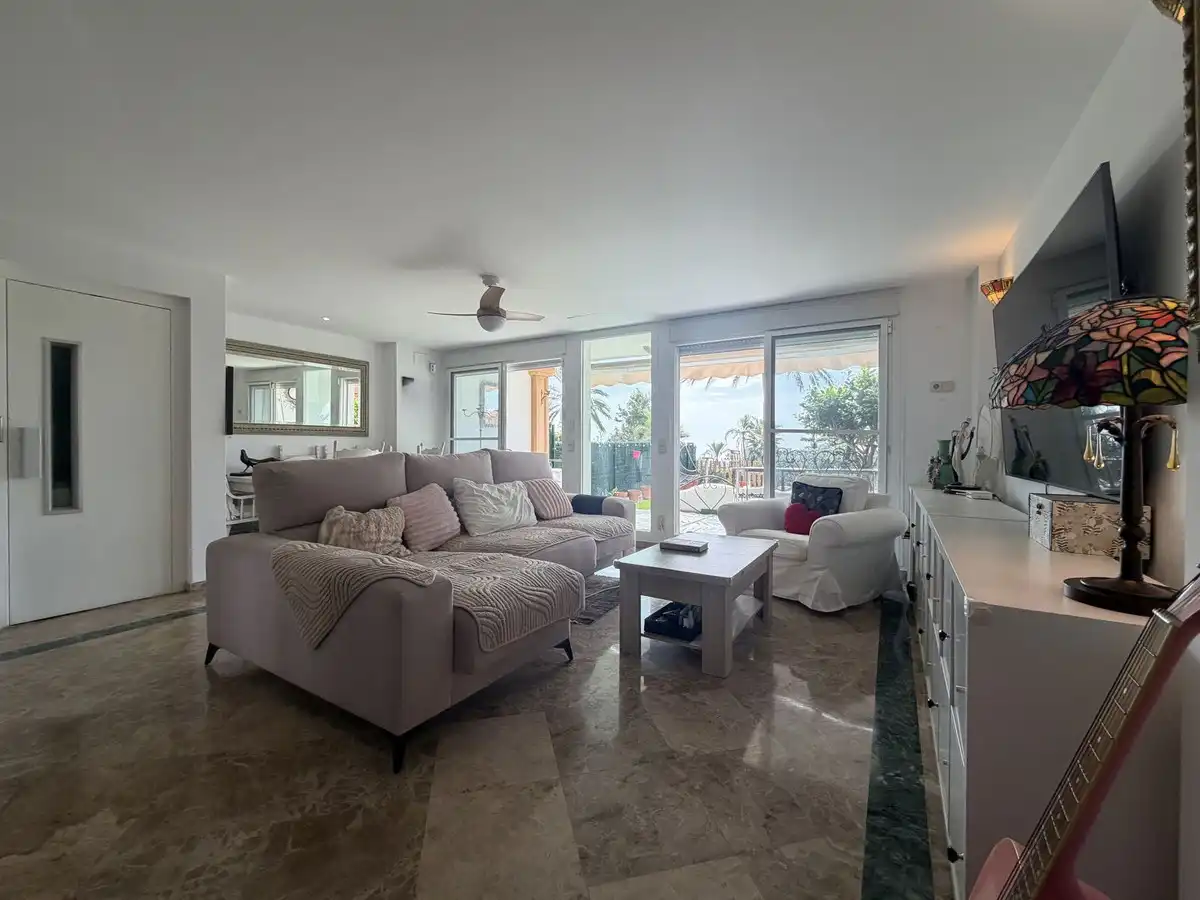 Sala d'estar de Casa adosada en venda en Estepona Pueblo