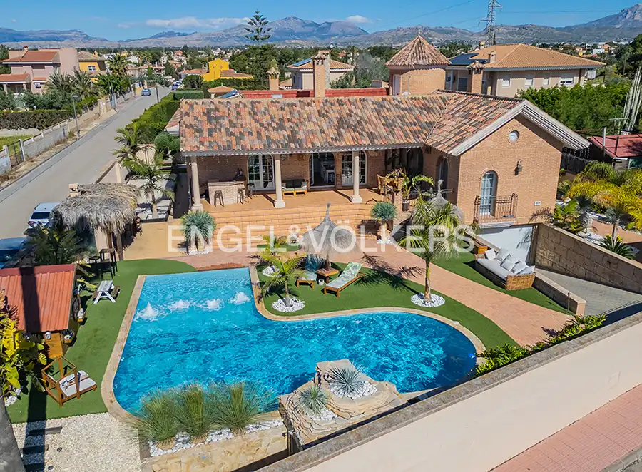 Exterior view of Houses for sale in San Vicente del Raspeig / Sant Vicent del Raspeig  with Air Conditioner, Heating and Private garden