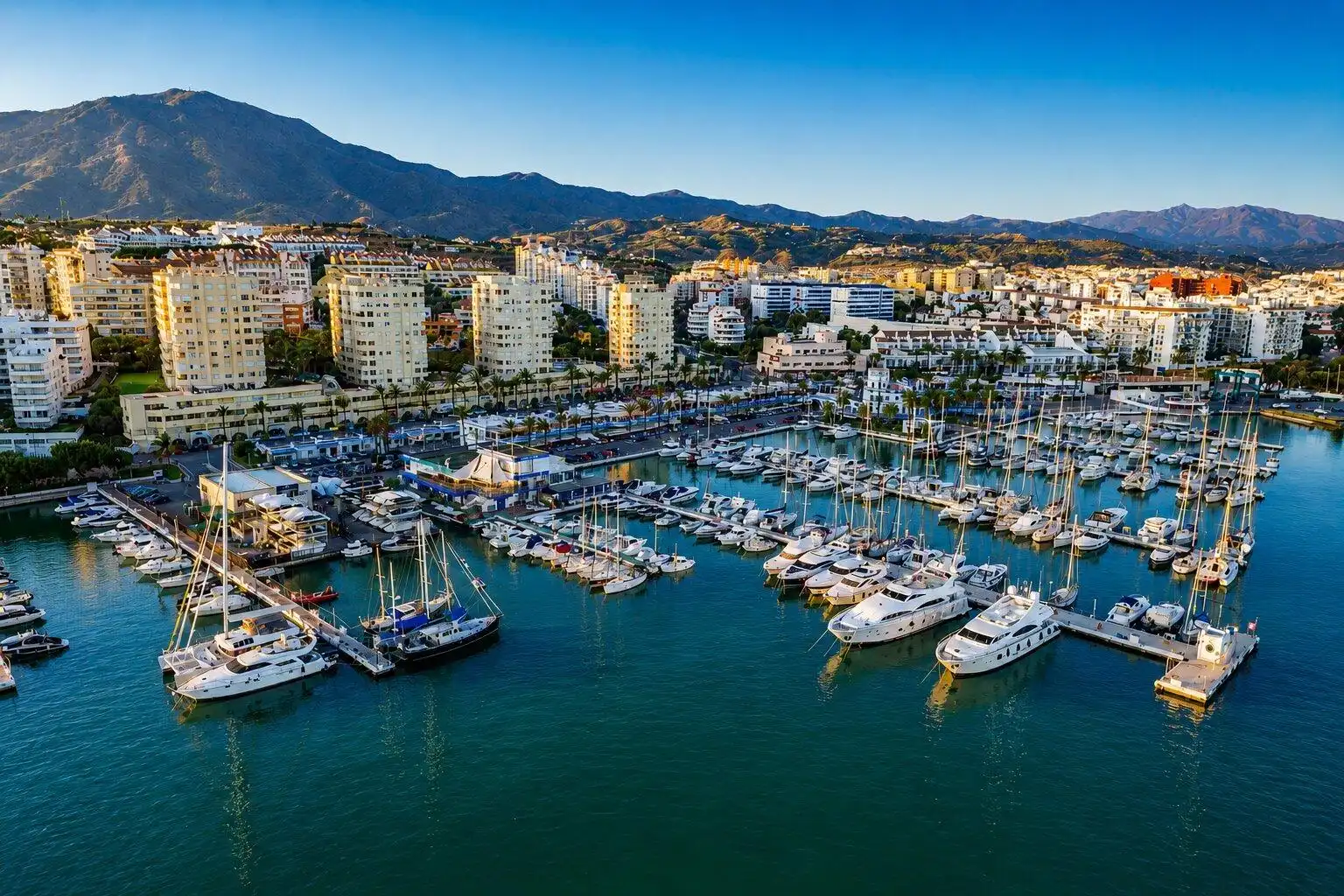 Vista exterior de Casa o xalet en venda en Estepona amb Aire condicionat, Jardí privat i Terrassa