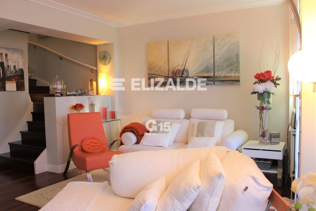 Sala de estar de Casa adosada en venta en Lasarte-Oria con Aire acondicionado, Calefacción y Jardín privado
