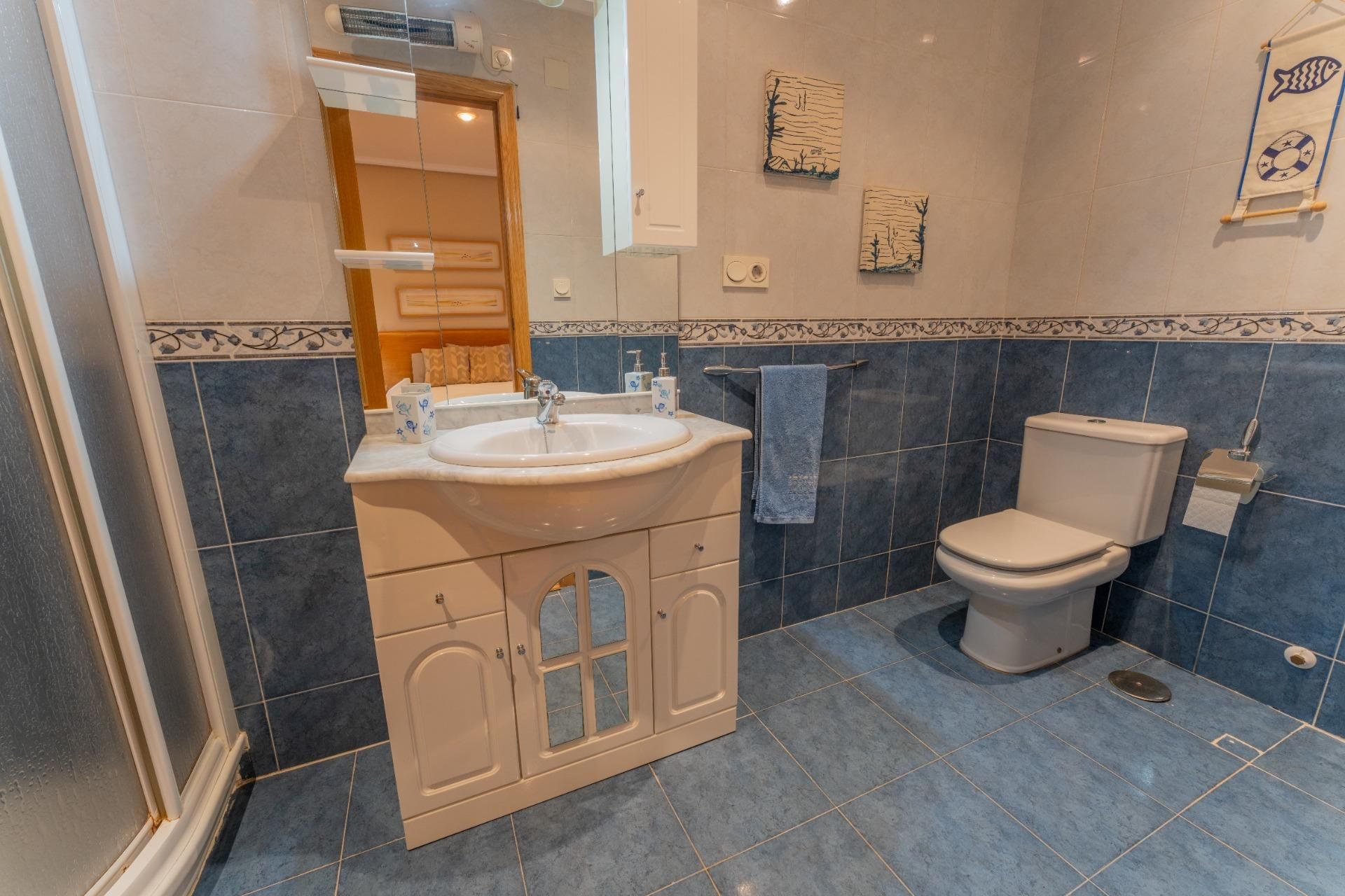 Bany de Pis en venda en Elche / Elx amb Parquet, Traster i Moblat