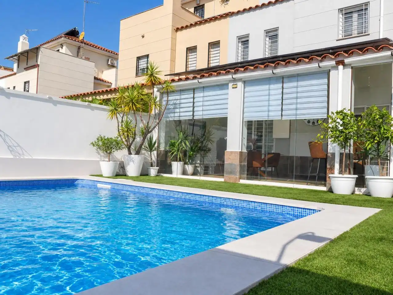 Piscina de Casa adosada en venda en Bormujos amb Aire condicionat, Jardí privat i Terrassa