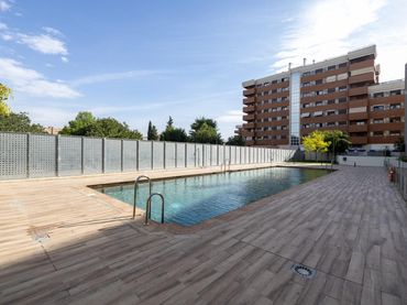 Pis amb piscina en venda a Avenida de la Ilustración 115