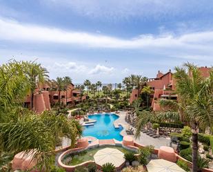 Vista exterior de Àtic en venda en Estepona amb Aire condicionat, Terrassa i Piscina