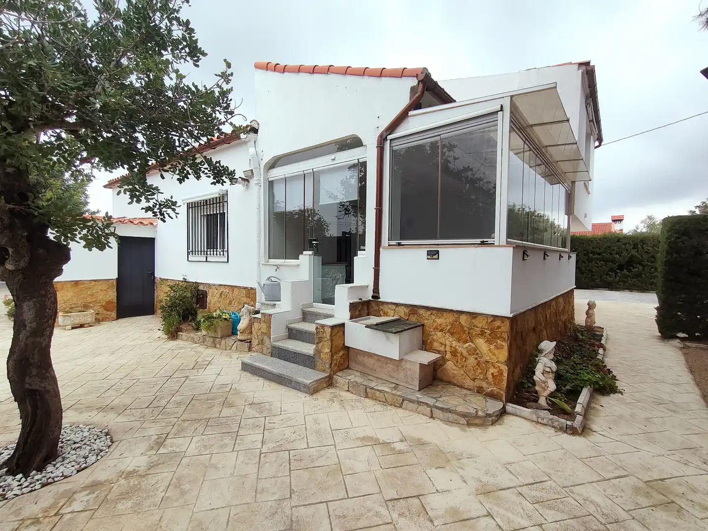 Villa mit Pool zum Verkauf in Montroi / Montroy