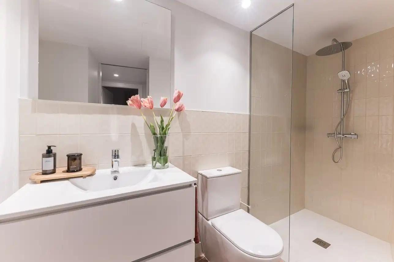 Bathroom of Apartments for rent in Valencia  with Air Conditioner, Heating and Private garden